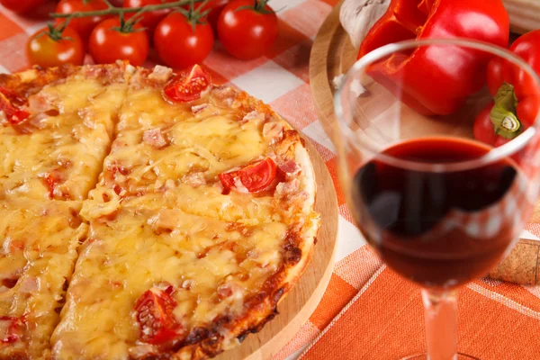 Pizza und Wein — Stockfoto