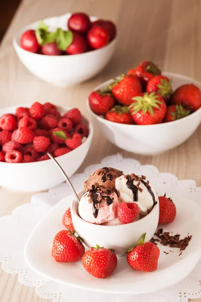 Bowl of ice-cream — Stock Photo, Image