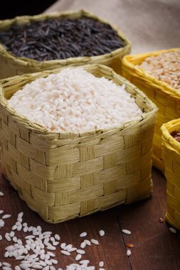 sepet içinde pirinç