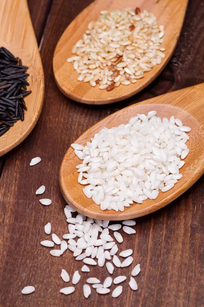 Arroz branco, selvagem e castanho — Fotografia de Stock