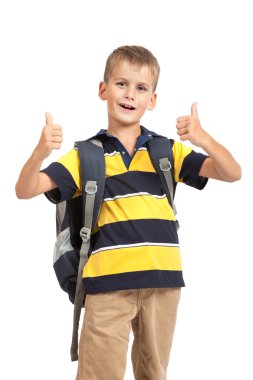 Kitaplar üzerinde oturan bir okul çocuğu