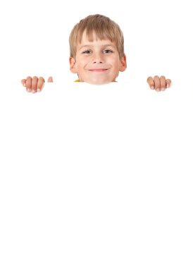 bir afiş tutan çocuk