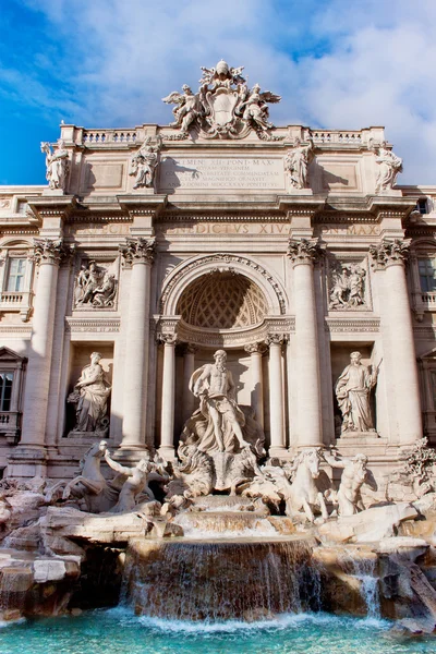 Fontana de Trevi - famoso hito en Roma — Foto de Stock