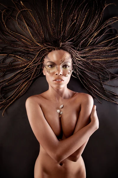 Portrait d'une femme américaine africaine nue avec dreadlocks — Photo