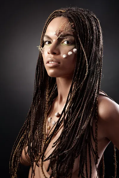 Portrait d'une femme américaine africaine nue avec dreadlocks — Photo