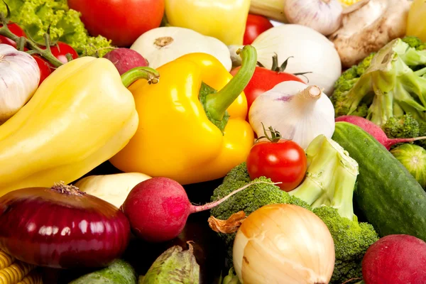 Grupo de legumes frescos isolados em branco — Fotografia de Stock