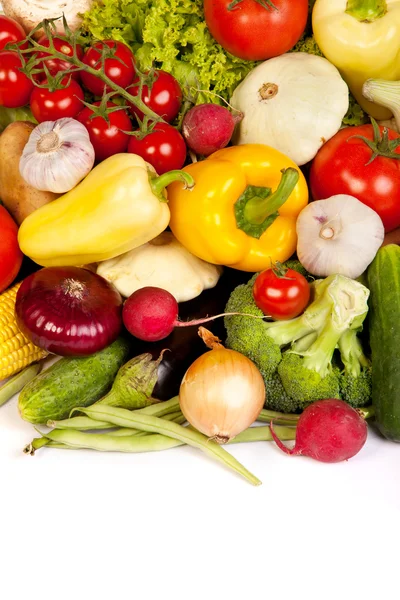 Grupo de verduras frescas aisladas en blanco —  Fotos de Stock