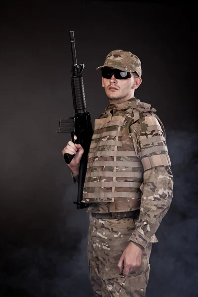 소총으로 현대 군인 — 스톡 사진