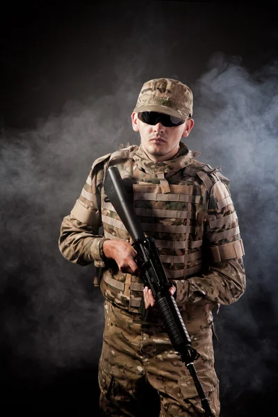 Soldato moderno con fucile — Foto Stock