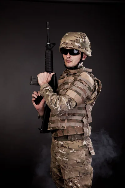 Tentara modern dengan senapan — Stok Foto