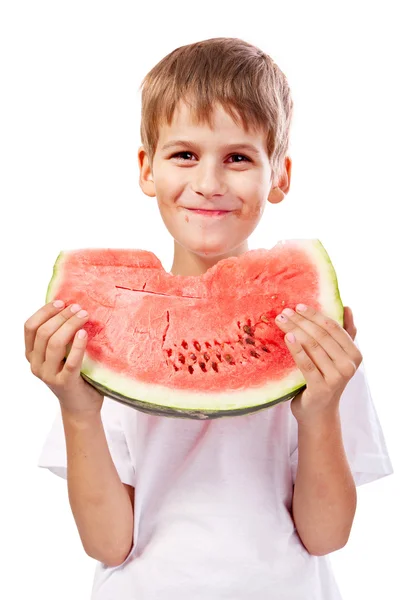 Il ragazzo sta mangiando un'anguria — Foto Stock