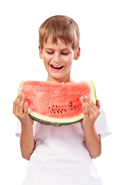 O rapaz está a comer uma melancia. — Fotografia de Stock