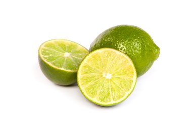 bir bütün limon ve beyaz üzerine yarım limon