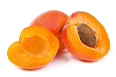 bıçak tarafından kesitli iki olgun kayısı