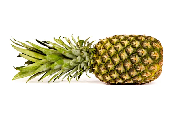 Singolo ananas isolato su bianco — Foto Stock