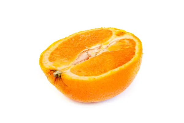 Naranja fresca y media parte de naranja — Foto de Stock