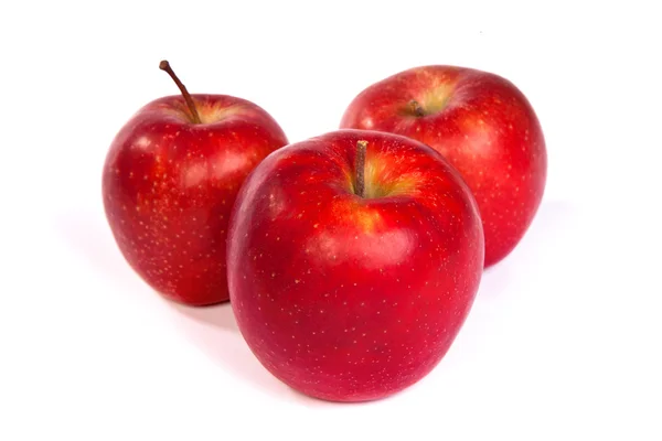Três maçãs vermelhas brilhantes isoladas em branco — Fotografia de Stock