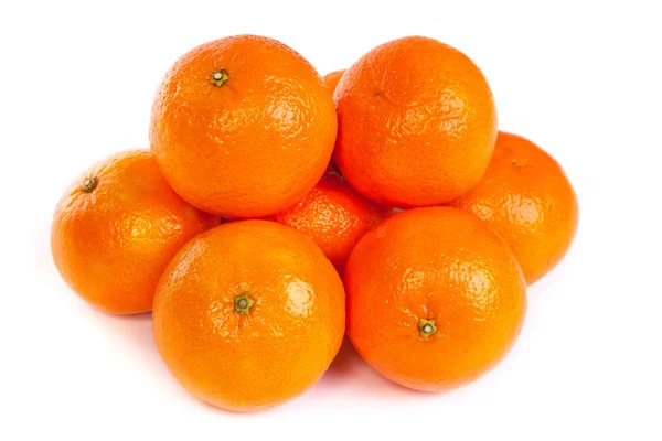 Grupa dojrzałe mandarynki lub mandarynki z plastrami na biały — Zdjęcie stockowe