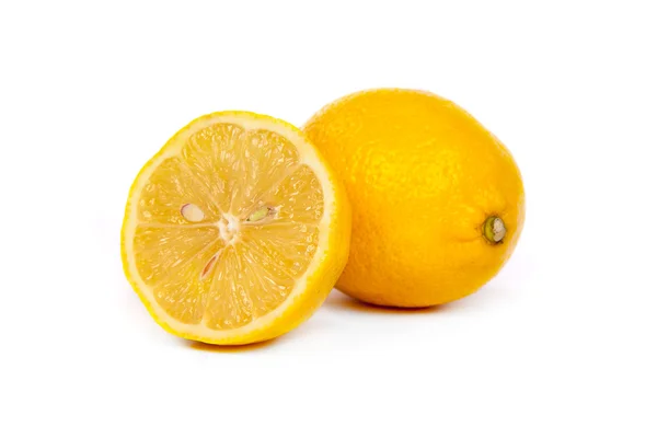 Frische Zitronen auf weißem Hintergrund — Stockfoto