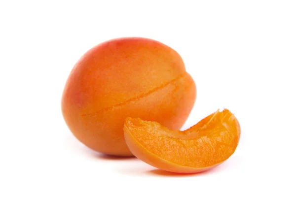 Два спелых абрикоса, разделенных ножом — стоковое фото