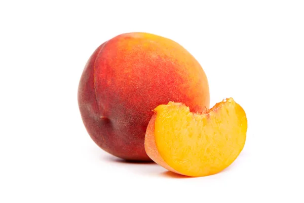 Один вкусный сочный персиковый кусок на белом фоне — стоковое фото