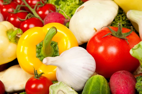 Grupo de verduras frescas aisladas en blanco — Foto de Stock