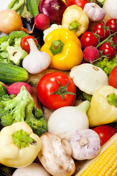 Gruppe von frischem Gemüse isoliert auf weiß — Stockfoto