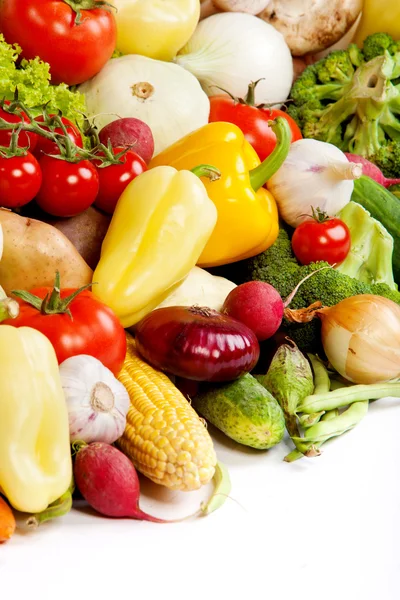 Grupo de verduras frescas aisladas en blanco —  Fotos de Stock