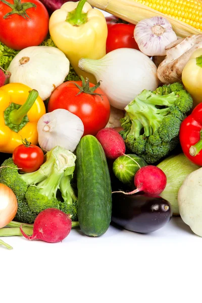 新鮮な野菜を白で隔離されるのグループ — ストック写真