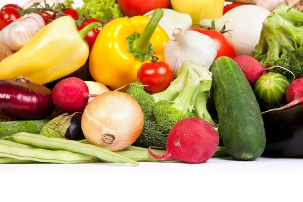 Grupo de verduras frescas aisladas en blanco — Foto de Stock