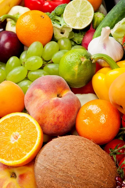 Riesige Gruppe von frischem Gemüse und Obst — Stockfoto