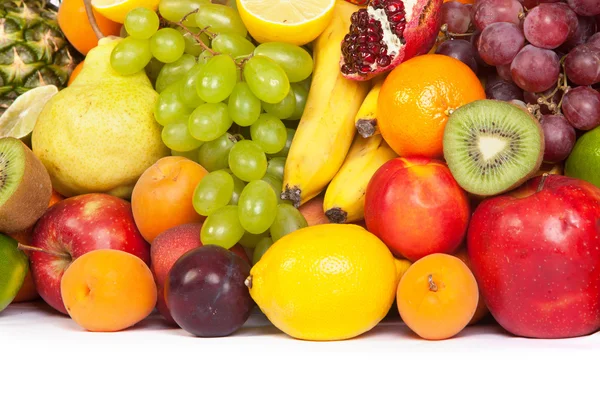 Riesige Gruppe frischer Früchte isoliert auf einem weißen — Stockfoto