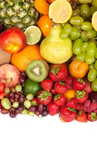 Un énorme groupe de fruits frais isolés sur un fond blanc . — Photo