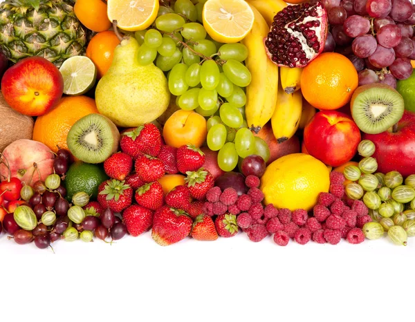 Riesige Gruppe frischer Früchte isoliert auf weißem Hintergrund. — Stockfoto