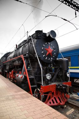 eski buharlı tren bir istasyondan kalkıyor