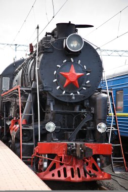 eski buharlı tren bir istasyondan kalkıyor