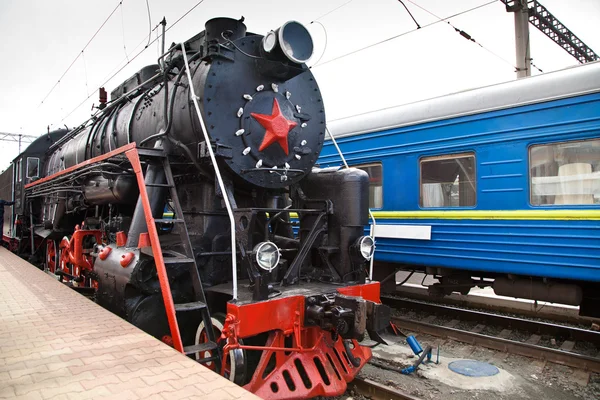 eski buharlı tren bir istasyondan kalkıyor