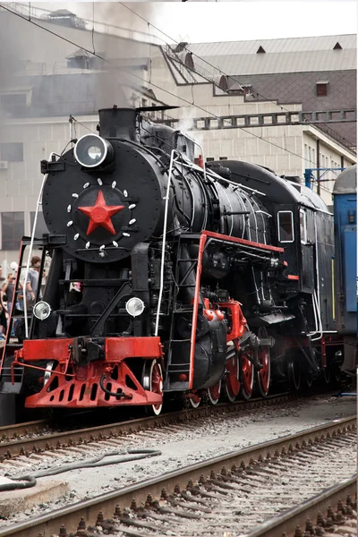 El viejo tren de vapor sale de una estación — Foto de Stock