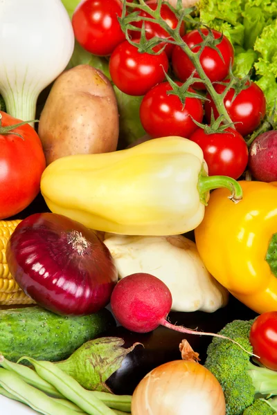 Grupo de verduras frescas aisladas en blanco —  Fotos de Stock