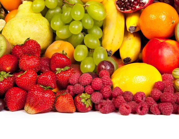 Stor grupp av färska frukter isolerad på en vit bakgrund. — Stockfoto