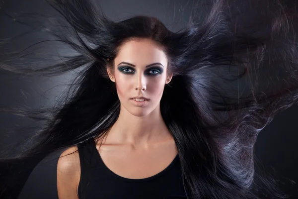 Foto de jovem mulher bonita com cabelo magnífico — Fotografia de Stock