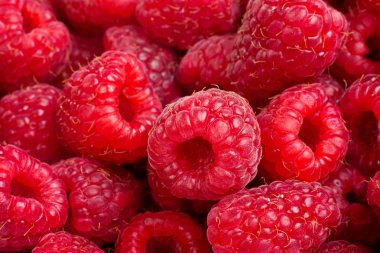 Olgun rasberry meyve yatay arka kapatmak.