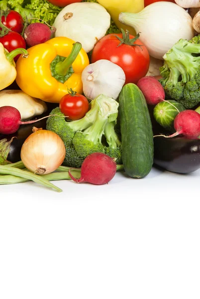 Grupo de verduras frescas aisladas en blanco —  Fotos de Stock