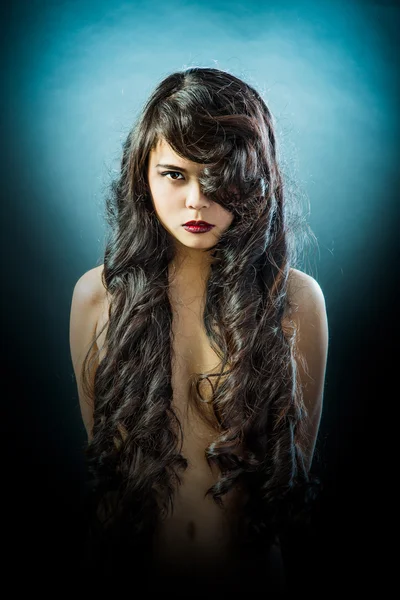 Bella bruna donna asiatica con lunghi capelli neri — Foto Stock