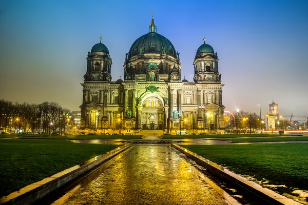 O Berliner Dom na noite em Berlim Alemanha — Fotografia de Stock