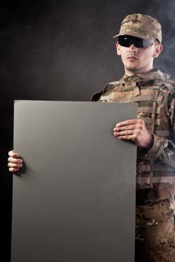 Modern asker poster düzenliyor