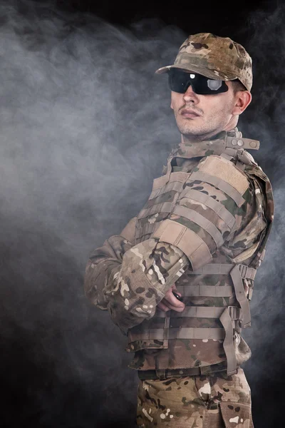 Voják na černém pozadí — Stock fotografie