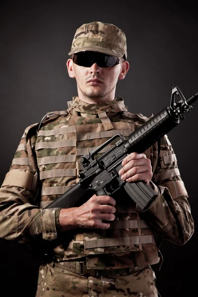 Soldado moderno con rifle —  Fotos de Stock