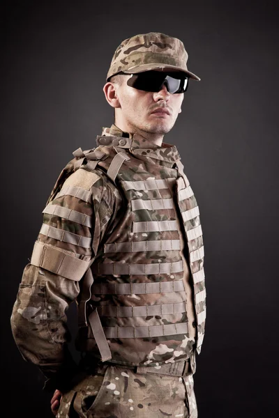 Retrato fotográfico de medio cuerpo del hombre adulto con su uniforme del Ejército de los Estados Unidos. espacio de copia sobre fondo negro —  Fotos de Stock