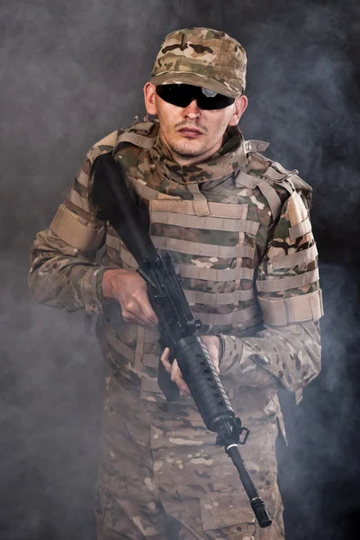 Moderner Soldat mit Gewehr — Stockfoto